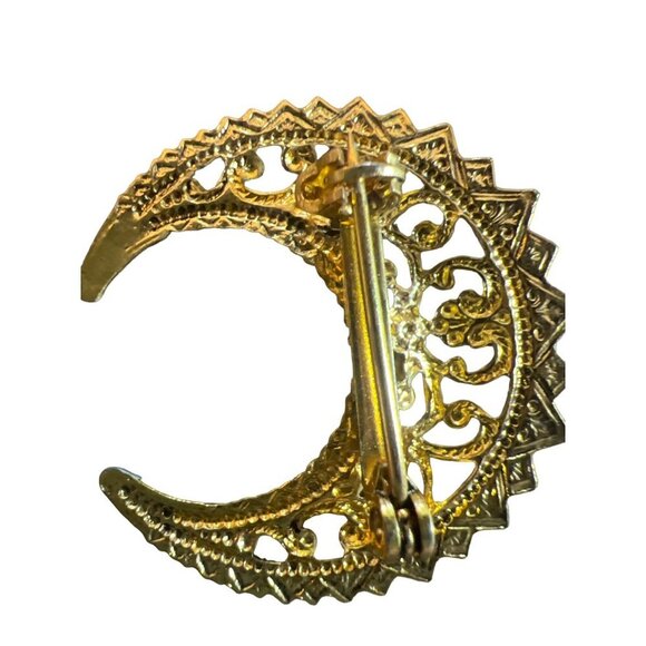 Crescent Moon Shaped Filagree Gold Tone Small Brooch Vintage Elegant - Picture 4 of 9